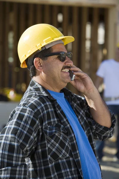 Arquiteto Maduro Usando Telefone Celular Canteiro Obras — Fotografia de Stock