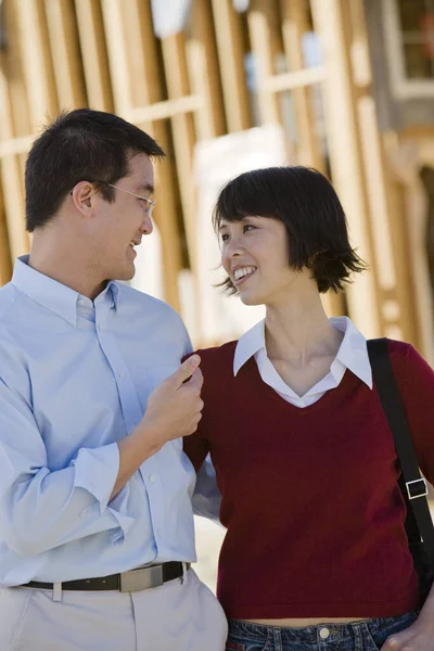 Pareja China Teniendo Una Charla Amistosa Mientras Está Pie Sitio —  Fotos de Stock