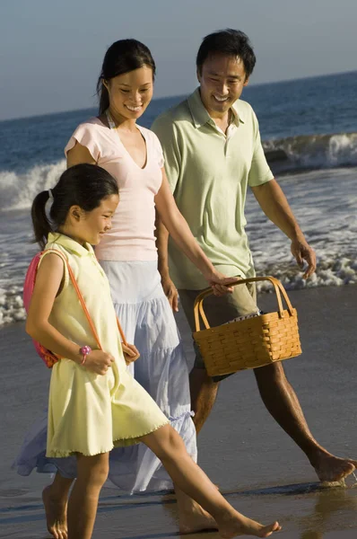 Familia Feliz Con Hija Caminando Juntos Playa Imágenes De Stock Sin Royalties Gratis