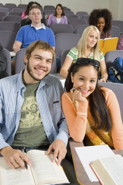 Estudiantes Multiétnicos Estudiando Aula — Foto de Stock