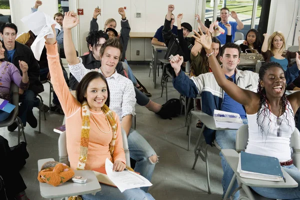 Возбужденные Студенты Мужского Женского Пола Поднимают Руки Классе — стоковое фото