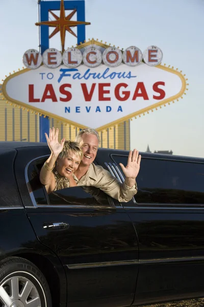 Arka Planda Las Vegas Tabelasıyla Limuzinde Sallayan Mutlu Bir Çift — Stok fotoğraf