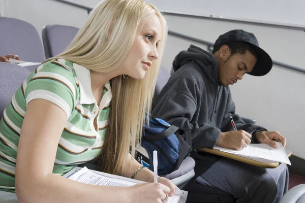 Estudiantes Universitarios Escribiendo Notas Aula — Foto de Stock