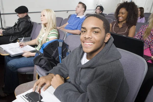 Retrato Estudante Afro Americano Sorrindo Com Colegas Estudando Segundo Plano — Fotografia de Stock