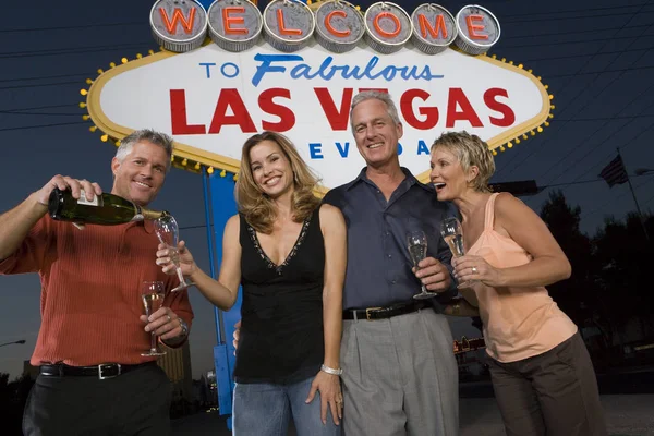 Low Angle View Friends Champagne Welcome Las Vegas Sign — Stock Photo, Image