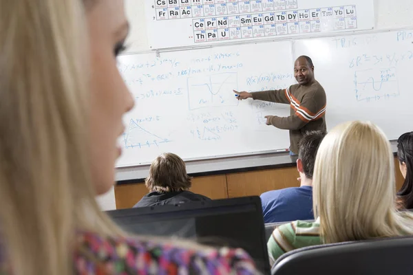 Afroamerikansk Manlig Lärare Som Undervisar Elever Klassrummet — Stockfoto