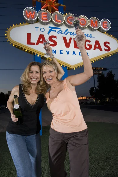 Las Vegas Hoş Geldiniz Tabelasına Karşı Şampanyayla Heyecanlı Kadın Arkadaşlarının — Stok fotoğraf