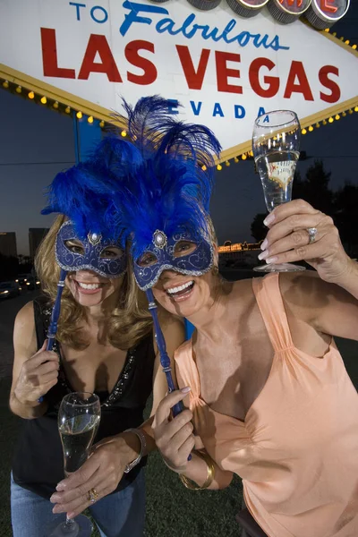 Şampanya Karnaval Maskeli Kadın Arkadaşlarının Portresi Las Vegas Hoş Geldiniz — Stok fotoğraf