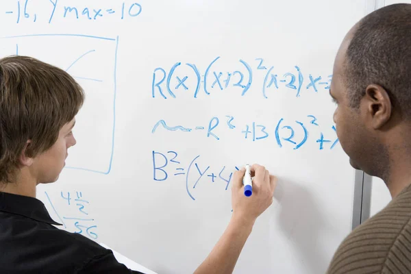 Murid Muda Menulis Jumlah Matematika Papan Dengan Profesor Berdiri Samping — Stok Foto