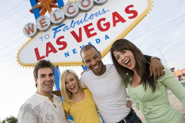 Portrét Šťastných Přátel Stojících Proti Ceduli Vítejte Las Vegas — Stock fotografie
