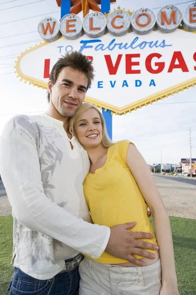Las Vegas Hoş Geldiniz Tabelasına Karşı Birlikte Duran Beyaz Bir — Stok fotoğraf