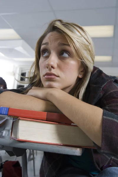 Junge Studentin Langweilt Sich Der Vorlesung — Stockfoto