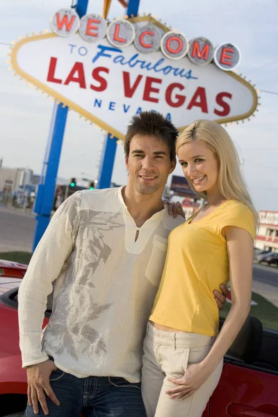 Happy Couple Standing Together Car Welcome Las Vegas Sign Background — Stock Photo, Image