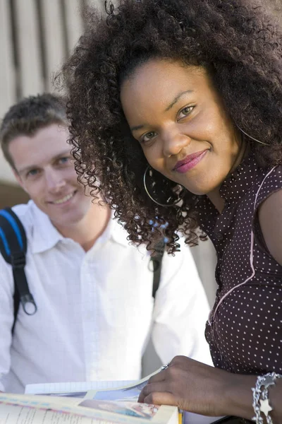 Ritratto Una Studentessa Afroamericana Con Amica Che Studia Campus — Foto Stock