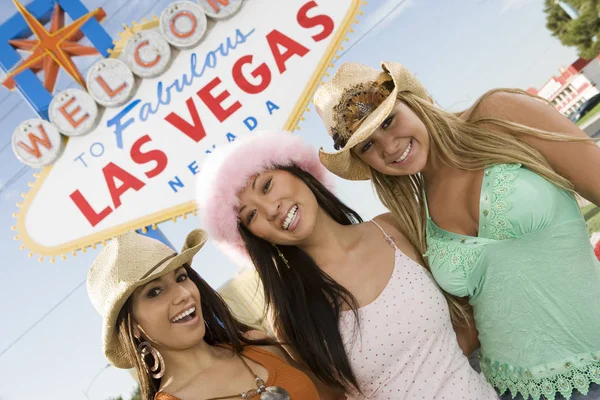 Retrato Hermosas Amigas Pie Junto Con Cartel Welcome Las Vegas —  Fotos de Stock