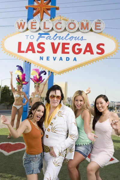 Portrait Happy Female Friends Standing Elvis Presley Impersonator Casino Dancers — Stock Photo, Image