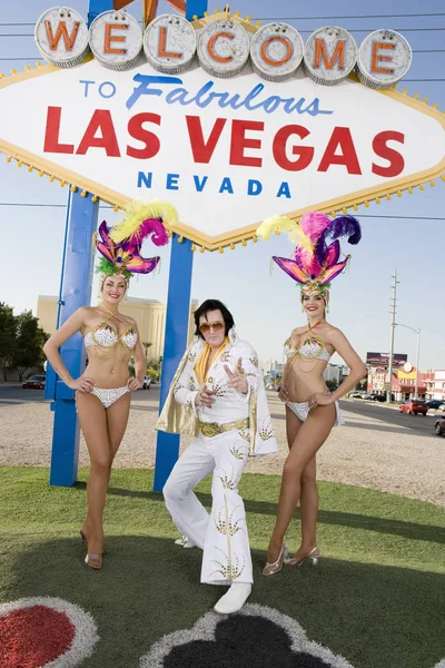 Portrait Elvis Presley Impersonator Standing Casino Dancers Sign Board — Stock Photo, Image