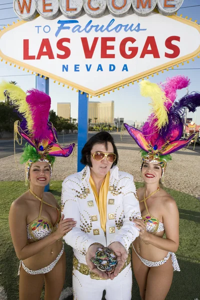 Portrait Elvis Presley Impersonator Holding Chips Standing Casino Dancers Sign — Stock Photo, Image