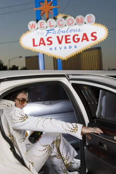 Elvis Presley Impersonator Stepping Out Car Welcome Las Vegas Sign — Stock Photo, Image