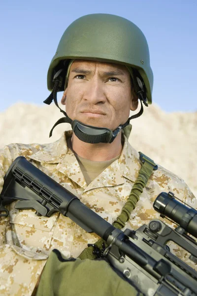 Zelfverzekerde Soldaat Uniform Met Sluipschuttersgeweer — Stockfoto