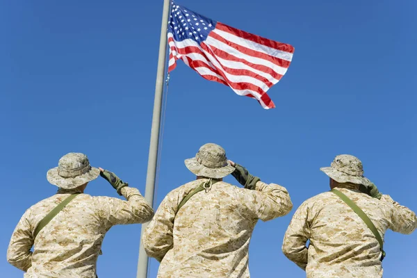 Rear View Three Soldiers Saluting American Flag Blue Sky — Stock Photo, Image