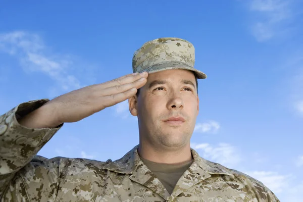 Großaufnahme Eines Selbstbewussten Soldaten Der Gegen Den Himmel Salutiert — Stockfoto