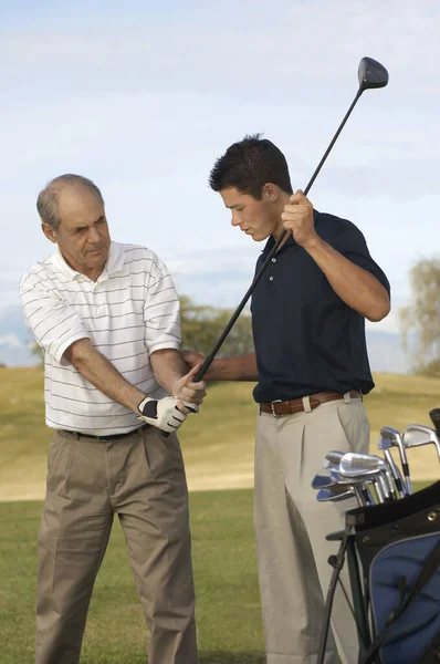 Giovane Uomo Che Insegna Uomo Anziano Giocare Golf — Foto Stock