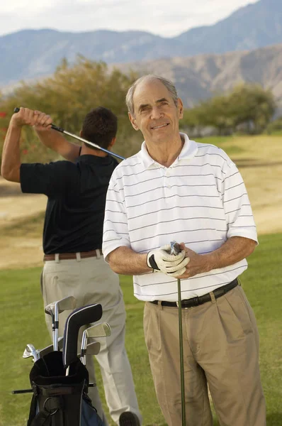 Porträtt Glad Senior Manliga Golfare Med Man Spelar Bakgrunden — Stockfoto