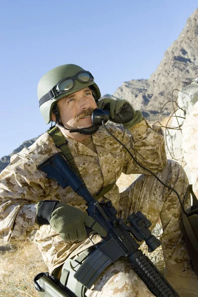 Soldato Dell Esercito Maturo Con Fucile Utilizzando Telefono — Foto Stock