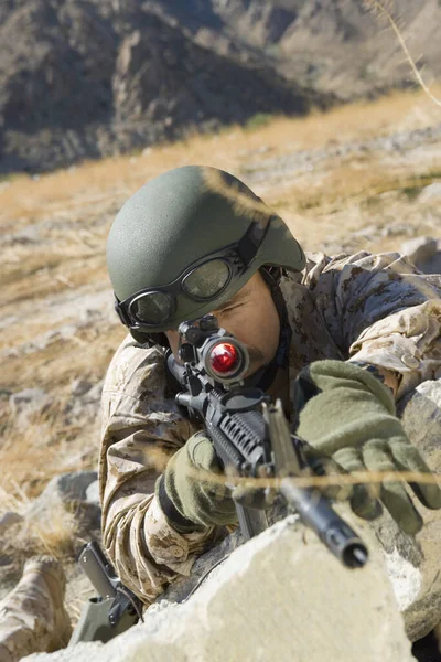 Soldato Dell Esercito Che Punta Con Fucile Cecchino — Foto Stock
