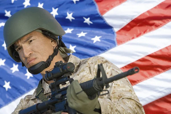 Selbstbewusster Reifer Soldat Mit Gewehr Vor Amerikanischer Flagge — Stockfoto