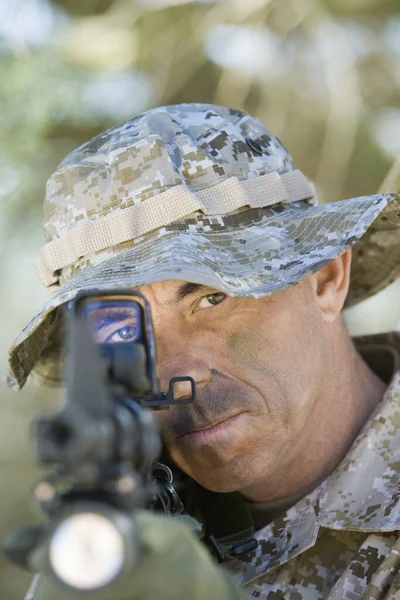 狙撃銃を狙った自信に満ちた成熟した兵士 — ストック写真
