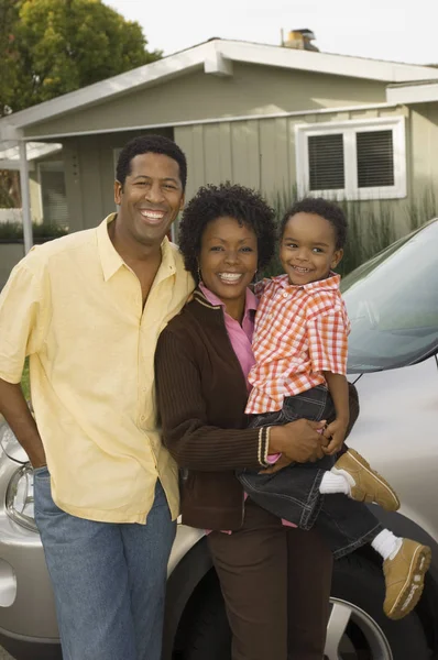 Retrato Uma Feliz Família Afro Americana Carro Frente Sua Casa — Fotografia de Stock