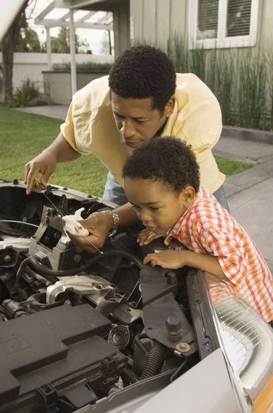 Pai Verificando Óleo Motor Carro Com Filho Olhando Para Ele — Fotografia de Stock