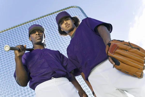 Tiefer Blick Auf Junge Baseballspieler Die Gegen Den Himmel Stehen — Stockfoto