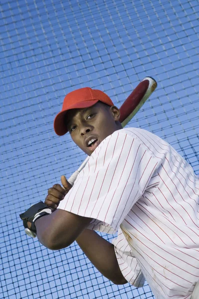 Alacsony Látószögű Kilátás Egy Fiatal Baseball Játékos Ütő Ellen Net — Stock Fotó