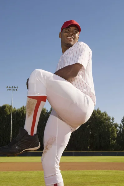Mutlu Beyzbol Atıcısı Beyzbol Topunu Fırlatıyor — Stok fotoğraf
