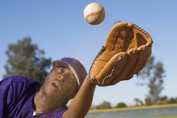 Beyzbol Yakalayan Afrikalı Bir Amerikalı — Stok fotoğraf