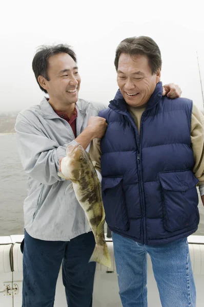 Счастливые Друзья Мужчины Уловом Рыбацкой Лодке — стоковое фото
