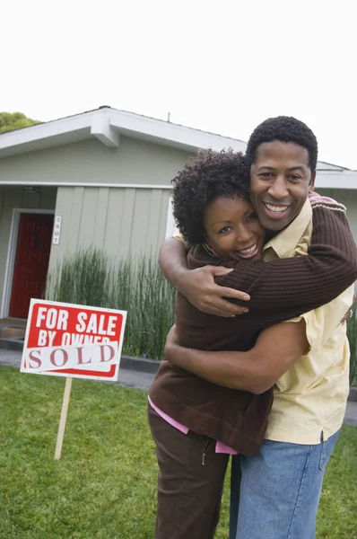 Porträt Eines Afroamerikanischen Paares Das Sich Vor Ihrem Neuen Haus — Stockfoto