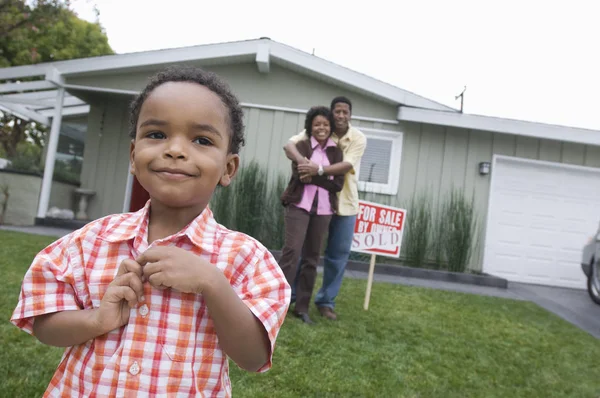 Kleiner Junge Mit Seinen Eltern Die Sich Vor Dem Haus — Stockfoto