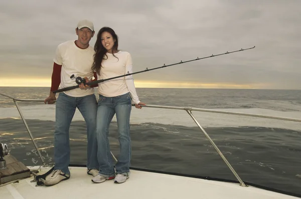 一对快乐夫妇在游艇上钓鱼的全长肖像 — 图库照片