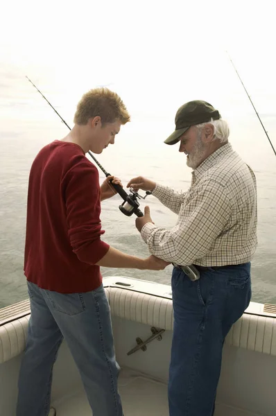 Senior Mit Enkel Angelt Auf Jacht — Stockfoto
