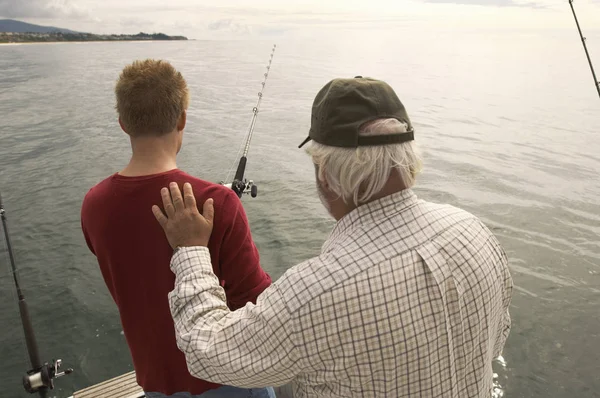 Rückansicht Von Mann Mit Großvater Beim Angeln Auf Jacht — Stockfoto