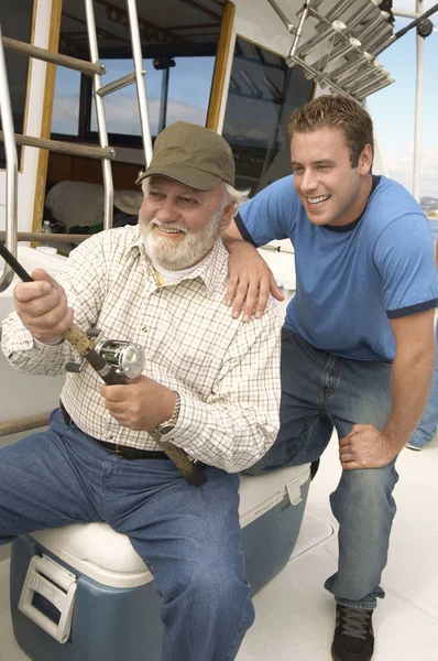 Heureux Homme Âgé Avec Petit Fils Pêche Ensemble Sur Yacht — Photo