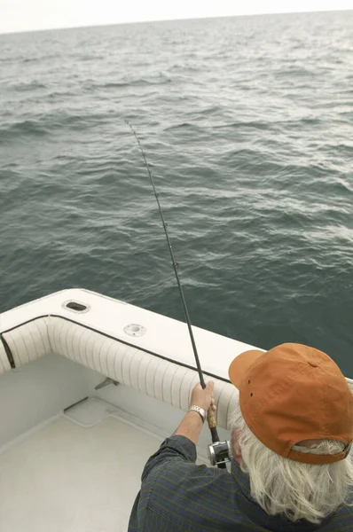 Visão Traseira Homem Sênior Pesca Iate — Fotografia de Stock