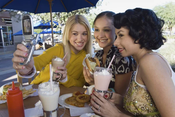 Tre Amiche Bar Che Autoritratto Attraverso Cellulare — Foto Stock