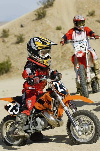 Tonåring Motocross Ryttare Med Mor Bakgrunden — Stockfoto