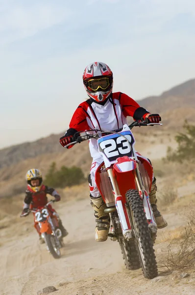 Kvinna Motocross Ryttare Ridning Motorcykel Med Son Bakgrunden Banan — Stockfoto