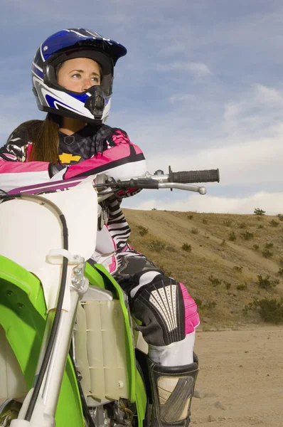 Motosiklet Süren Bir Kadın — Stok fotoğraf